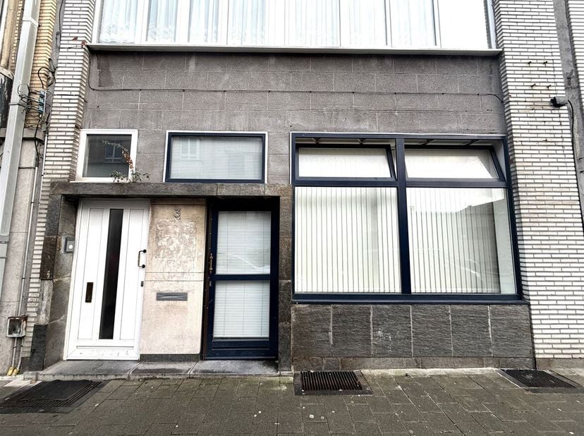 Op te frissen handelspand van 117 m² op uitstekende locatie! <br />
 Ligging: Dit ruime handelspand is zeer centraal gelegen. Het stadscentrum en stat