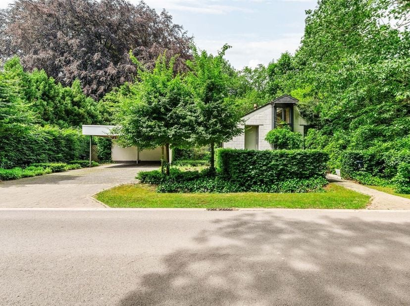 Nazarethdreef 9 te Schilde | Karaktervolle te renoveren villa met unieke architectuur en aangelegde tuin <br />
Deze te renoveren villa is gelegen op