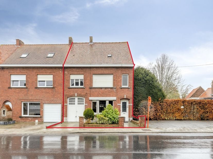 In de Esenstraat te Zarren, op wandelafstand van het centrum, bevindt zich deze halfopen woning met tal van mogelijkheden. Dankzij de ruime indeling,