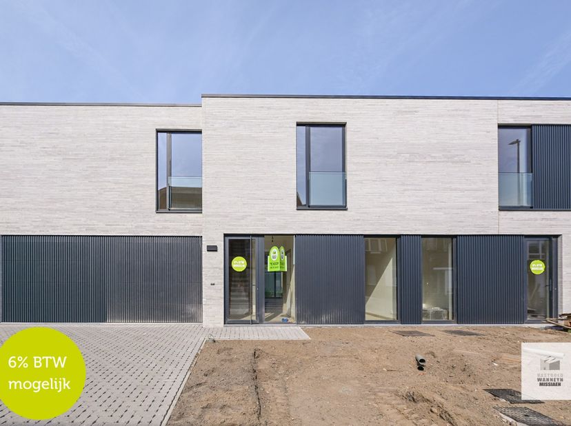 Moderne nieuwbouwwoning met stijlvolle en tijdloze architectuur, mogelijk aan te kopen aan 6% BTW! Via de inkomhal met gastentoilet komt u terecht in