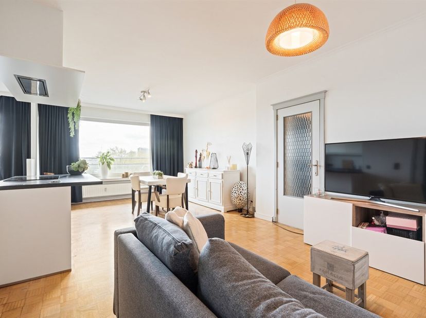 Centraal gelegen instapklaar en energiezuinig 3 slpk appartement met prachtig uitzicht.<br />
Gelegen in het gegeerde Wilrijk biedt dit appartement ee
