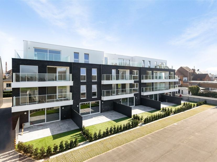 Appartement de 2 chambres  À LOUER  situé au premier étage de la résidence « Paddenhoek » à Kluisbergen. <br />
À quelques pas du supermarché AD Delha