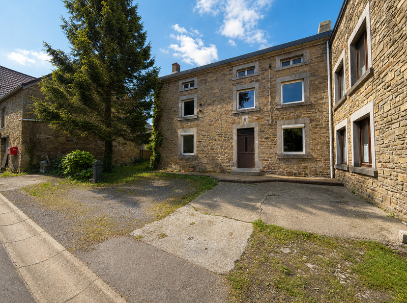 SOUS-SOL de ±24m² :<br />
- Cave de ±21m² sur pierre,<br />
REZ DE CHAUSSÉE de ±65m² :<br />
- Hall d'entrée de ±5,5m² sur carreau de ciment,<br />
-