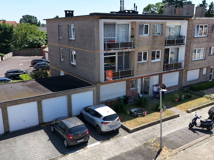 In de rustige en mooie omgeving van de Hoenderhoflaan in Kapellen, presenteren wij een charmant instapklaar appartement.&amp;nbsp; Het appartement heeft 3