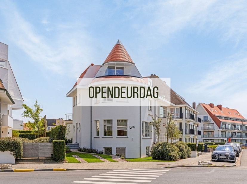 OPENDEURDAG ZATERDAG 08/08 van 11u tot 13u<br />
<br />
Deze uitzonderlijke villa werd recent totaal gerenoveerd met hoogwaardige materialen en een ve