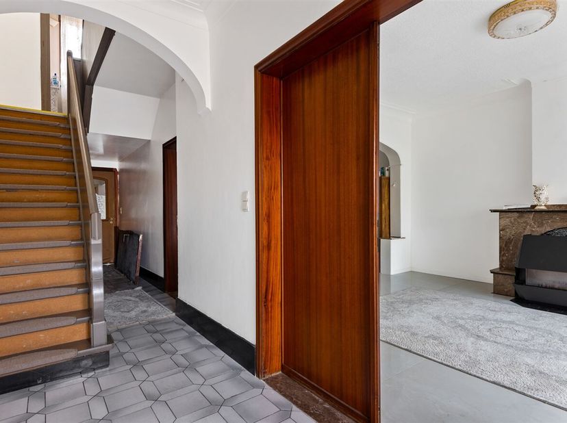 Ligging: Deze ruime woning is zéér centraal en gunstig gelegen op de Autolei te Wommelgem. Dit zorg voor een zeer vlotte verbinding naar omliggende ge