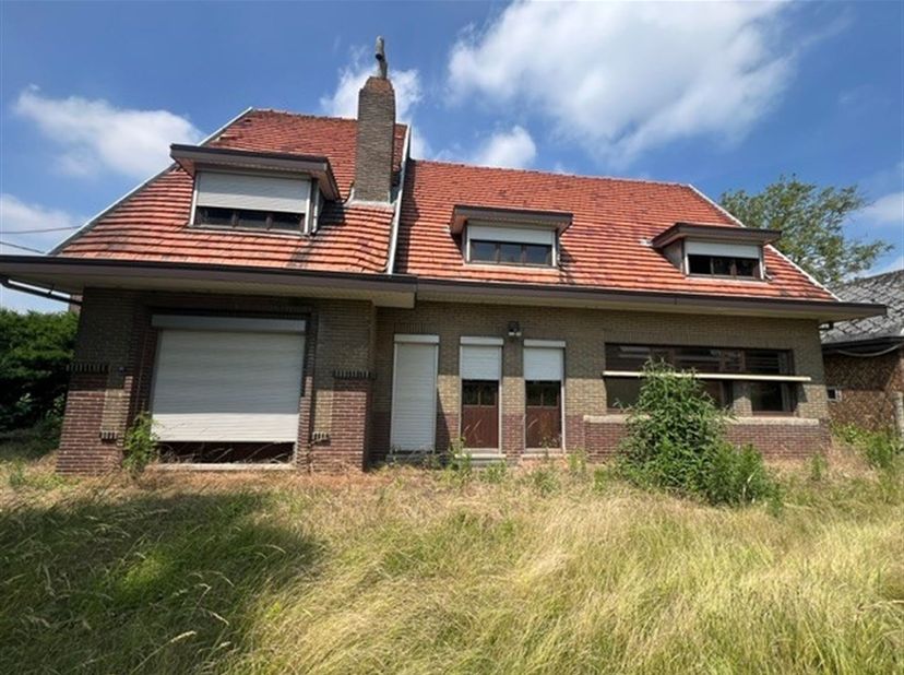 Maison à rénover à Renaix.<br />
<br />
Agencement :<br />
salon, cuisine, 3 chambres, salle de bains et grenier. <br />
La maison dispose d'un sous-s