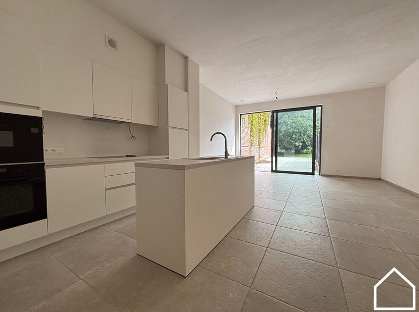 Appartement 00.01 is gelegen op de gelijkvloerse verdieping van Residentie Melrose Place en heeft een totale oppervlakte van 92,76 m². Met daarbij een
