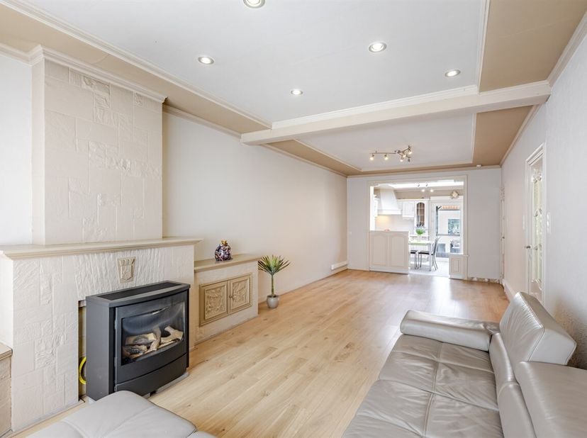 Op zoek naar een ruime en goed onderhouden woning in Aalst? Dan is deze instapklare gezinswoning beslist een bezoek waard!<br />
Bij het betreden van