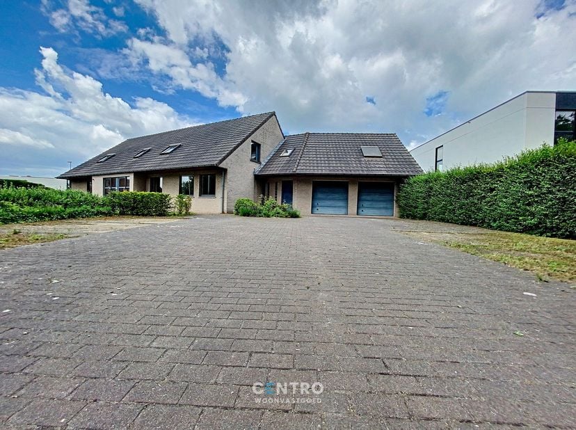 Bezoekmoment op zaterdagvoormiddag OP AFSPRAAK.<br />
<br />
Voorheen kantoor met woonfunctie, op heden tweegezinswoning : huisnummers 340(a), 2 inkom