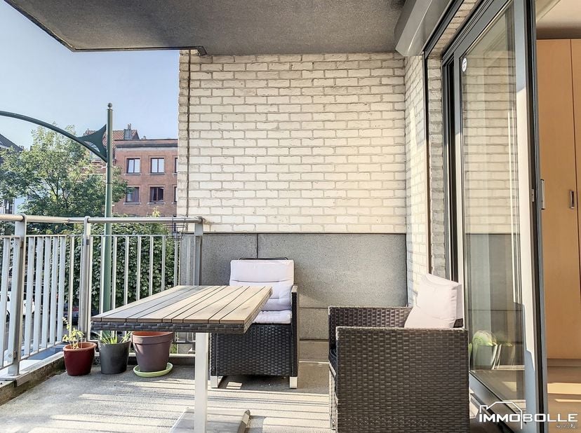 Clos Lucien Outers, à proximité du métro Hankar et de toutes les facilités, bel appartement lumineux de +/- 105m² (selon CPEB) + terrasse situé au 1er