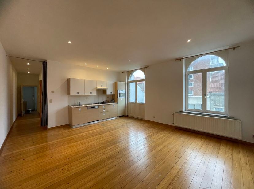 À deux pas du Parc du Cinquantenaire et des institutions européennes, non loin de Montgomery, magnifique appartement 1 chambre de ± 70m² avec balcon,