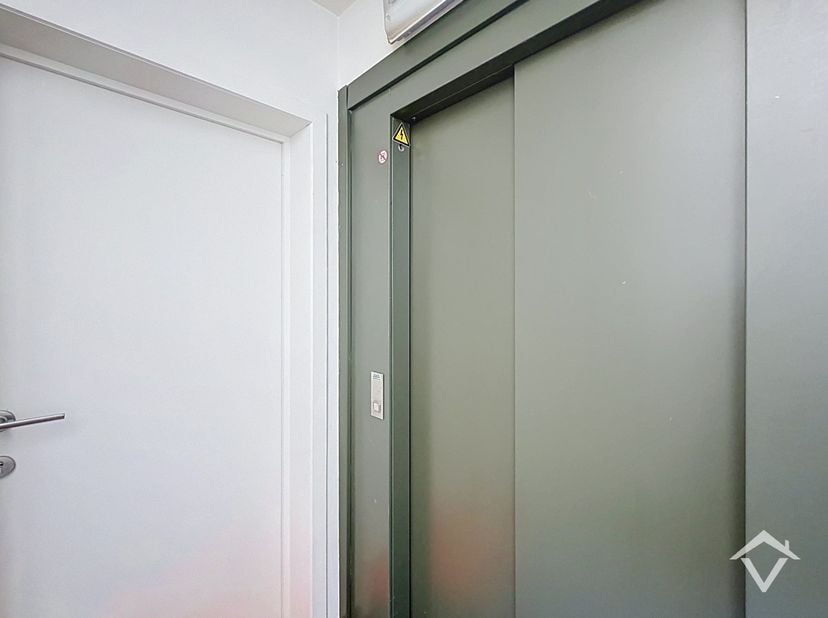 Op zoek naar een geïnstalleerd en lichtrijk appartement op een vlotte ligging? Dan is dit instapklare appartement, met verzichten, in Gistel precies w
