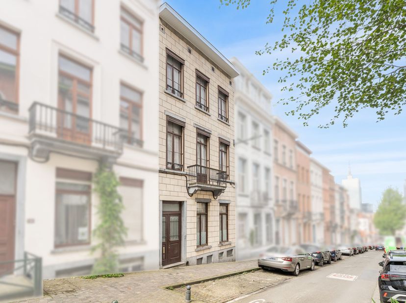 Ontdek dit karaktervolle te renoveren herenhuis (bouwjaar 1850), gelegen op een perceel van 186 m² met een bewoonbare oppervlakte van ca. 288 m².<br /