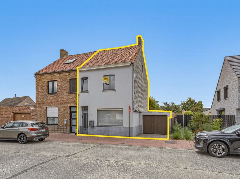 In Zandvoorde bevindt zich deze halfopen woning op een perceel van 413 m². De woning biedt een bewoonbare oppervlakte van 139 m² en vormt de ideale op