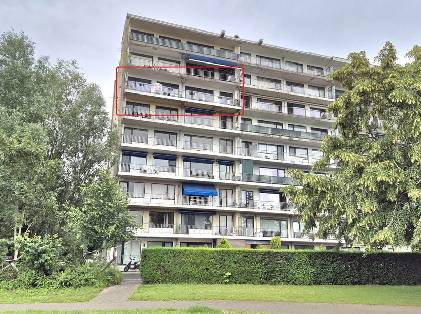 Bent u op zoek naar een comfortabel appartement met een prachtig uitzicht en een uitstekende ligging te Roeselare? Dan is dit lichtrijke appartement o