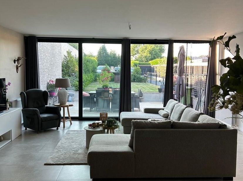 Dit recent gebouwd, energiezuinig BEN-appartement is landelijk gelegen in Veldwezelt, op korte afstand van Maastricht,<br />
gelijkvloers en met volge