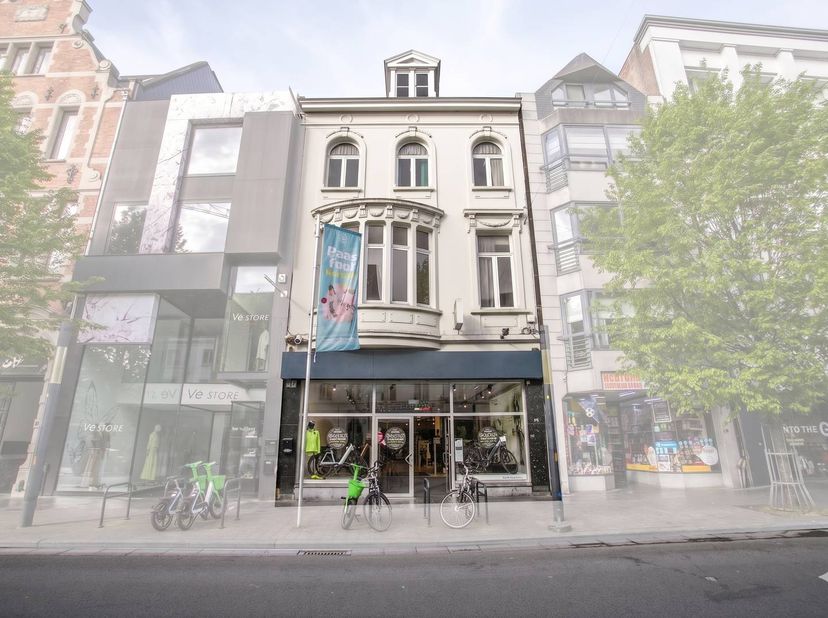 Dit karaktervolle handelspand  gelegen in het centrum van Kortrijk, biedt een interessante opportuniteit voor investeerders die op zoek zijn naar een