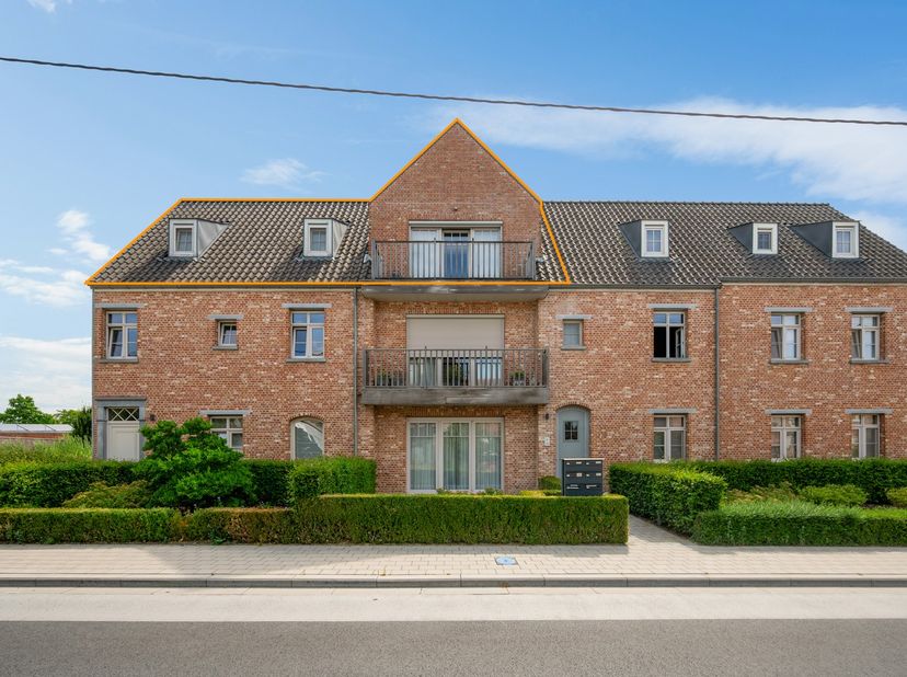 Op een uitstekende locatie vlak bij het centrum van Beerzel bevindt zich deze prachtige penthouse, gelegen op de tweede verdieping van een verzorgd ge
