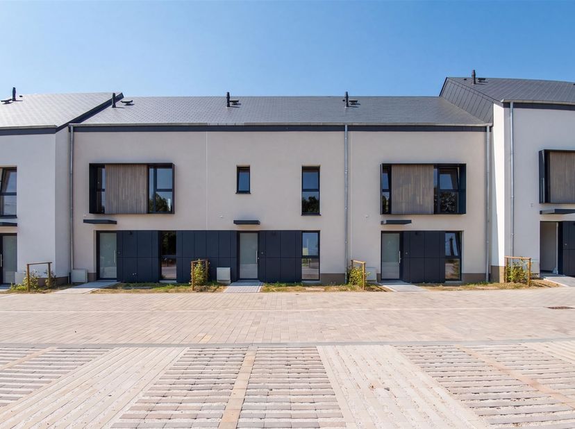 W Immobilière biedt deze prachtige nieuwbouwwoning met 3 slaapkamers te huur aan, ideaal gelegen in de nieuwe residentiële wijk Prim'Vert in Marbehan.