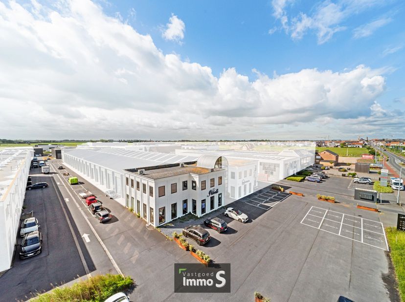 Bent u op zoek naar een ruim handelspand met uitstekende zichtbaarheid en vlotte bereikbaarheid?<br />
<br />
Dit recent gerenoveerde pand in Middelke