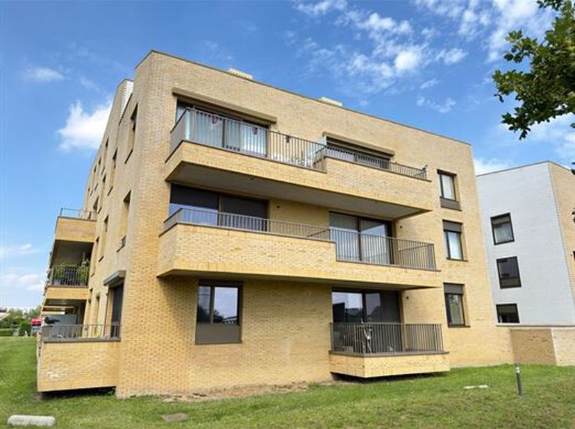 UITSTEKEND ONDERHOUDEN, LUMINEUS, RECENT EN ENERGIEZUINIG APPARTEMENT MET 2 SLAAPKAMERS, TERRAS (MET PRACHTIG VERZICHT), KELDER EN BINNEN-AUTOSTAANPLA
