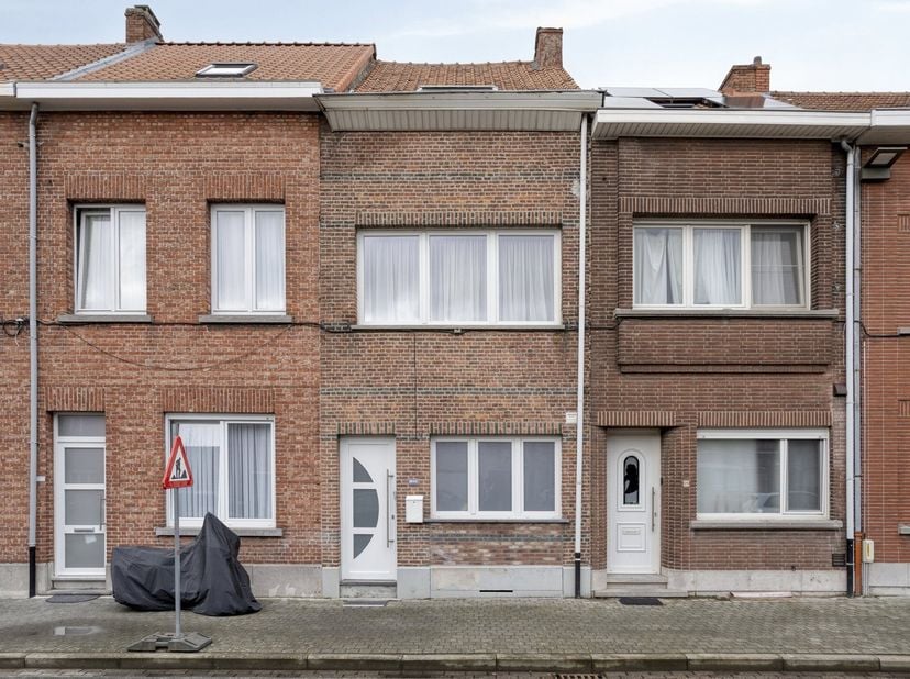 In deze woning woon je aan een stil, gezellig plein waar kinderen vrijuit spelen en de dag nog in alle rust begint. Deze woning werd in 2014 volledig