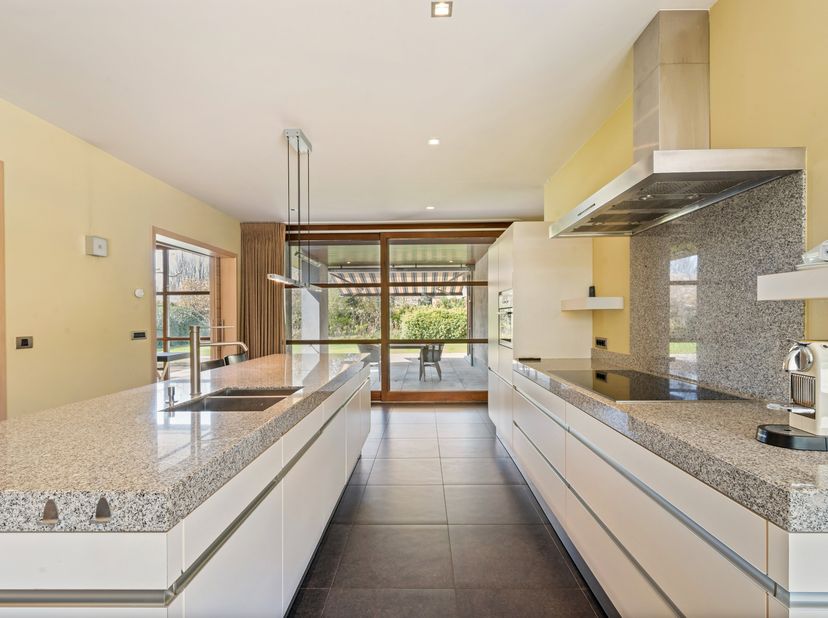 Prachtige moderne villa in landelijke en residentiële omgeving te Achel op perceel van 1.240 m² met mooi aangelegde tuin rondom. Gezellige, lichte woo