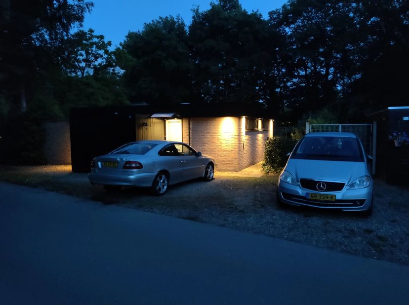 Op een prachtige, rustige locatie aan het begin van het vakantiepark Sonnevijver in Rekem bevindt zich deze bijzonder gezellige vakantiewoning. Dankzi
