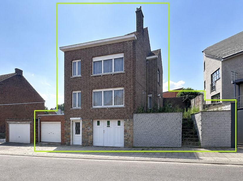 In een rustige straat in Kumtich staat deze ruime woning met een bewoonbare oppervlakte van 206 m². De woning vraagt een grondige renovatie, maar bied