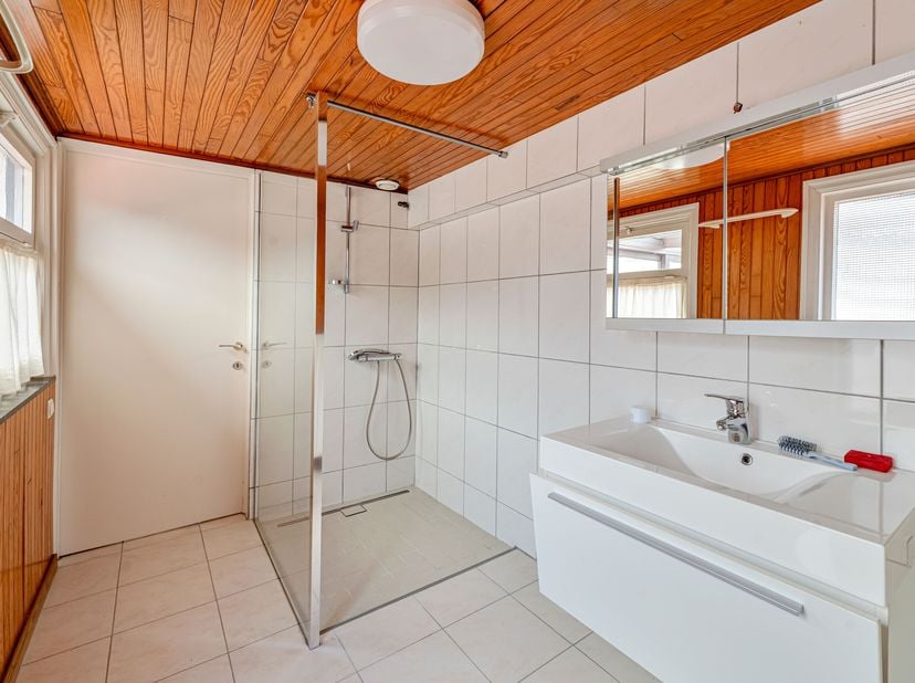 Op te frissen woning te koop in Gullegem!!<br />
We betreden de woning via de ruime inkomhal en komen terecht in de leefruimte. Hier is er ruimte voor
