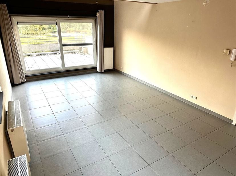 Cet appartement est situé à proximité du centre de Diepenbeek, sur la route reliant Diepenbeek à Genk. Il occupe le premier et le deuxième étage et co