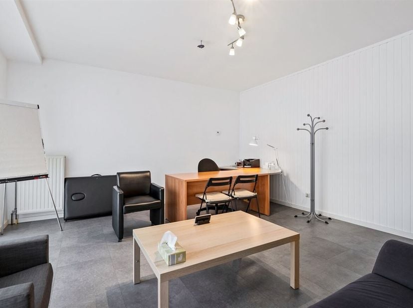 Handelsgelijkvloers op toplocatie in Berchem!<br />
Ligging: Dit handelsgelijkvloers is gelegen in de Flor Alpaertsstraat te Berchem, een levendige en