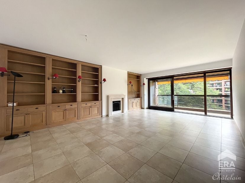 Appartement met 3 slaapkamers en terras te huur, gelegen in de wijk van het observatorium. Dit appartement met 3 slaapkamers van 135 m², gelegen in he