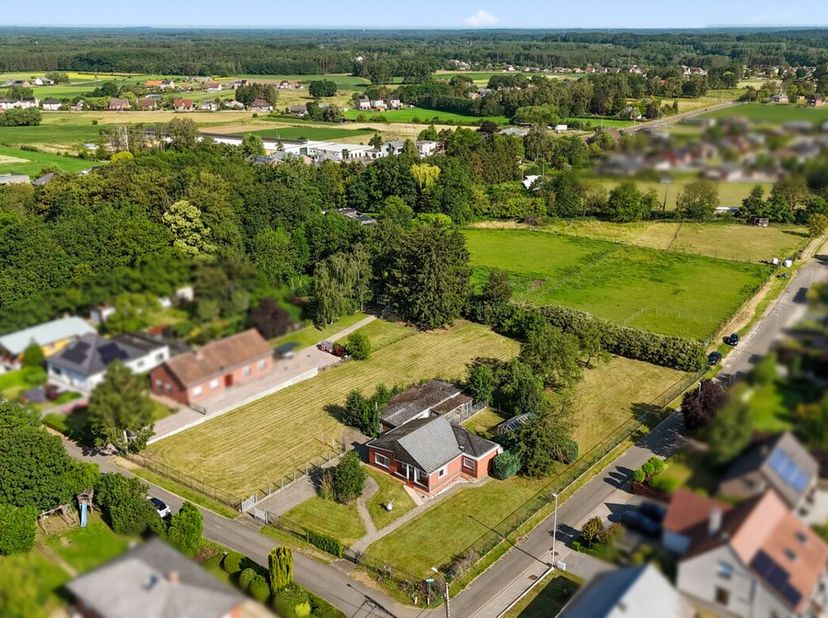 Bent u op zoek naar rust, ruimte en tal van mogelijkheden? Dan is deze alleenstaande woning in Scherpenheuvel-Zichem zeker een bezoek waard.<br />
<br