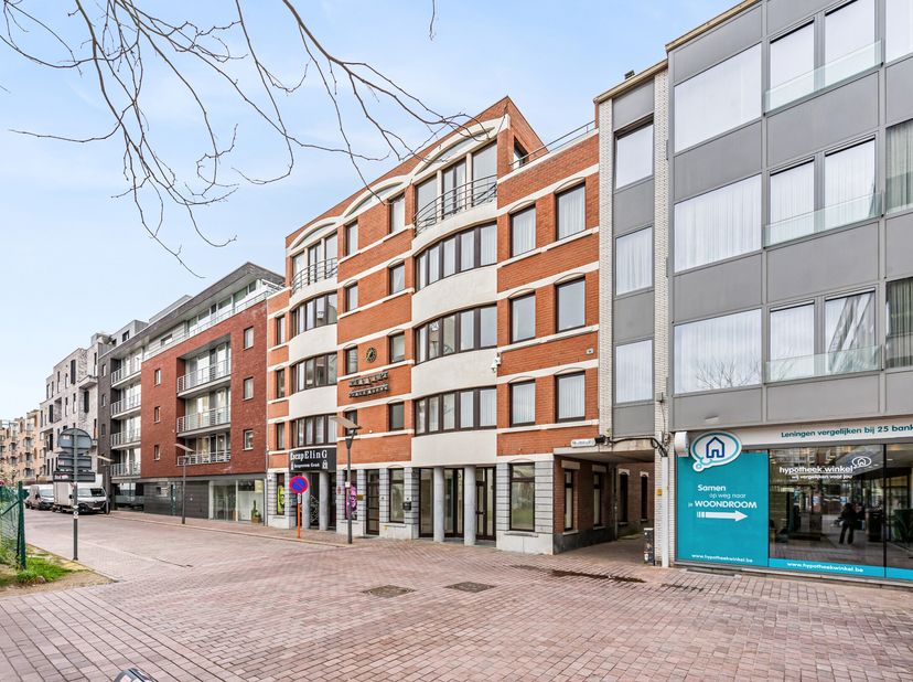 In de levendige Molenstraat in Genk, recht tegenover de doorgang tussen Shopping 1 en Shopping 2, bevindt zich deze gelijkvloerse handelsruimte van 23