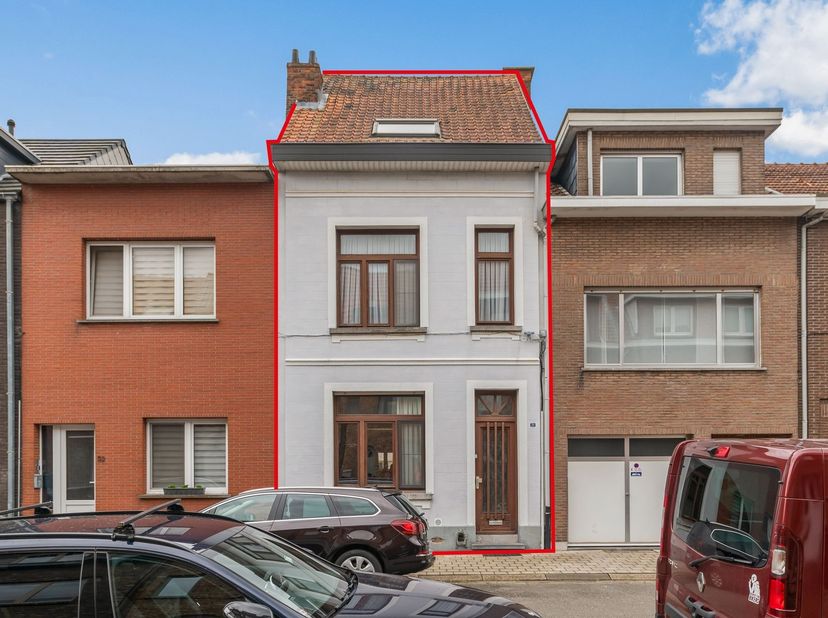 Ligging:<br />
Deze woning is gelegen op de Oude Baan 28. Een rustige straat die gemakkelijke toegang geeft tot winkels, horeca, scholen en openbaar