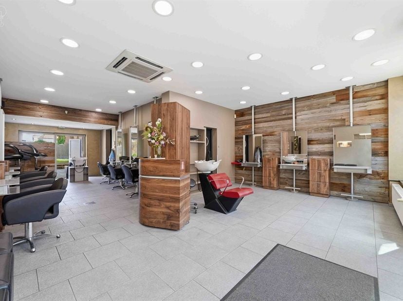 Bel immeuble mixte rénové en 2006 composé d'un commerce et d'un appartement en duplex. <br />
Le rez-de-chaussée commercial comprend un salon de coif