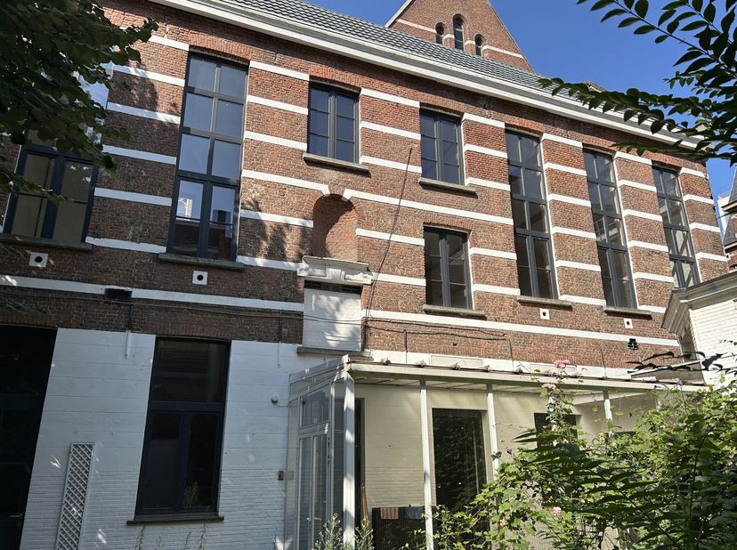 Magistraal kantoorgebouw te huur gelegen naast de Sint-Antoniuskerk.<br />
Met een private binnentuin geniet u van een oase van rust midden in de Stad