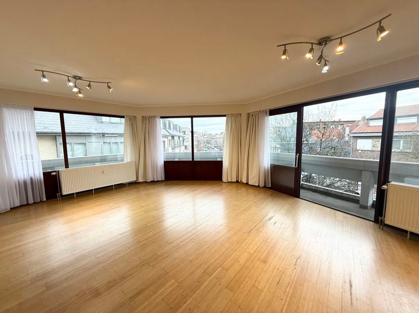 Appartement met 3 slaapkamers en terras – Kraainem<br />
Gelegen in Kraainem, vlak bij het Dumonplein, mooi appartement met 3 slaapkamers en terras.<b