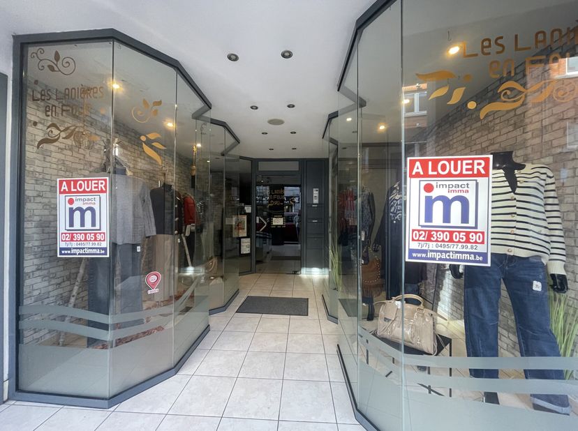 Idéalement située dans rue la commerçante d'Enghien, belle surface commerciale de +/- 80 m² offrant deux grandes vitrines. Composition: surface commer