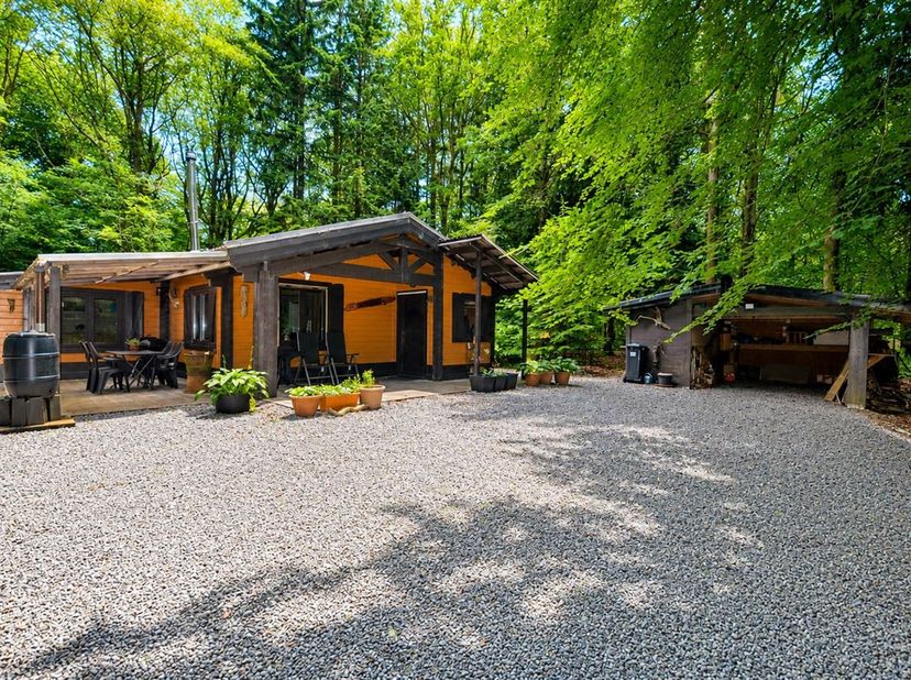 In het hart van een uitzonderlijke natuurlijke omgeving, in de zeer gewilde woonwijk "La Forestière", ligt dit charmante chalet van één verdieping op
