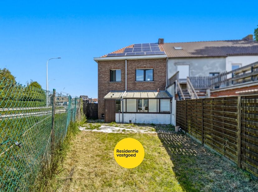 Deze hoekwoning in Zandvoorde (Oostende) met een perceel van 215 m² heeft 2 ruime slaapkamers en een derde kamer die dienst kan doen als bureau of log
