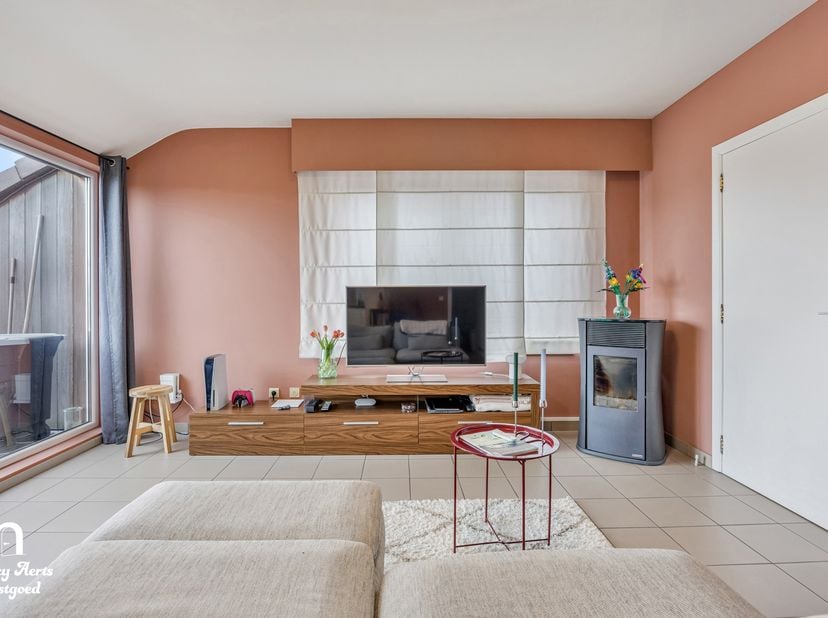 Bent u op zoek naar een comfortabel en instapklaar appartement op een praktische locatie? Dan is dit verzorgde 1-slaapkamerappartement in Kermt (Hasse