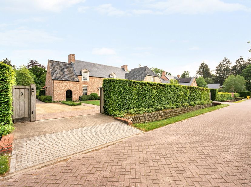 Deze prachtige Vlassak Verhulst villa in Oud-Turnhout is een droomwoning voor wie op zoek is naar ruimte, comfort en luxe. Deze villa is gelegen op ee
