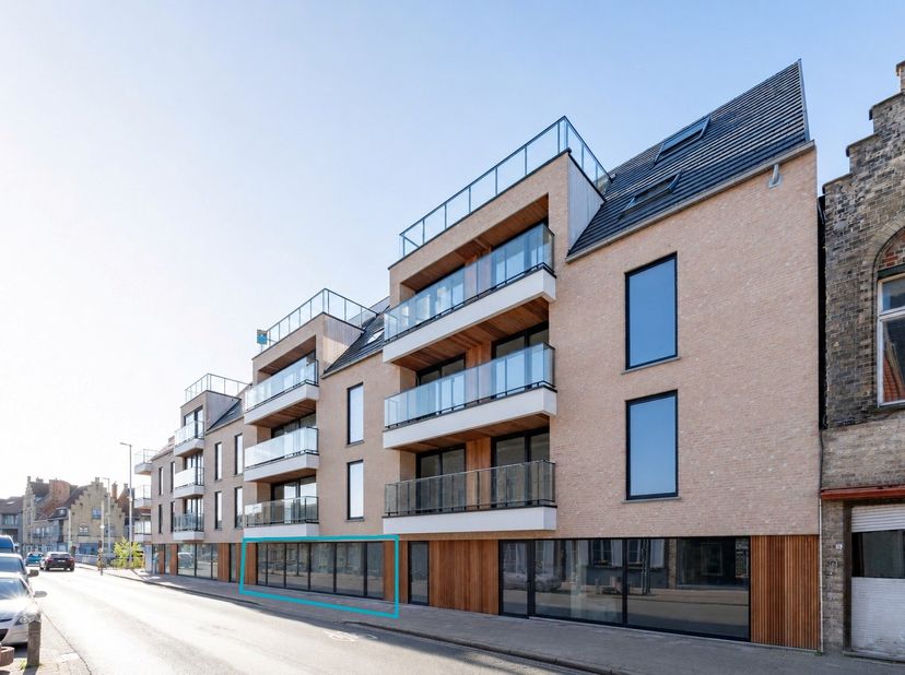 Op een uitstekende commerciële ligging in het centrum van Veurne bieden wij dit casco handelspand aan in de nieuwbouwresidentie The Bridge. Gelegen la