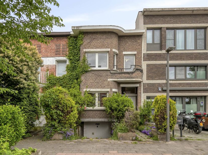 Cette maison de 3 chambres que nous proposons à la vente à Deurne dispose de 2 grandes chambres et d'une plus petite chambre et peut être entièrement