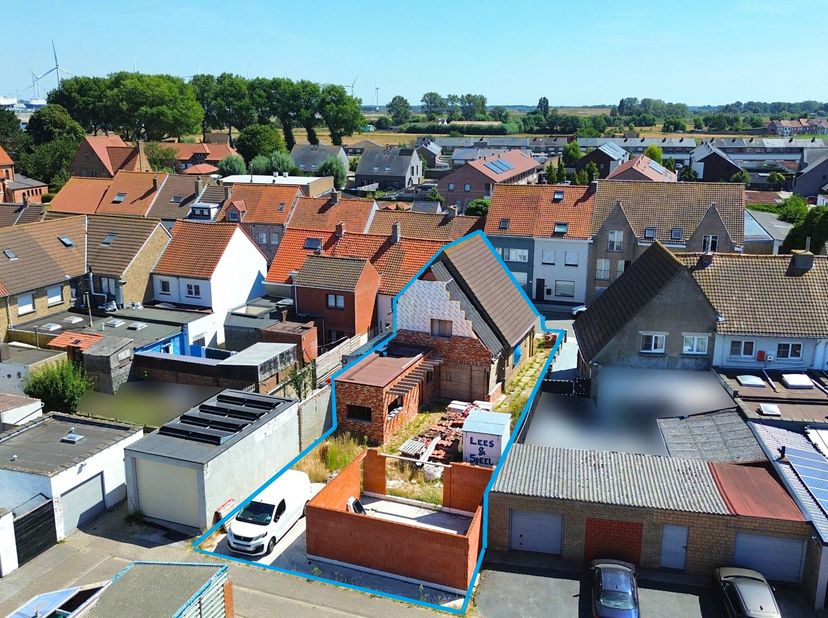 Halfopen woning met ontzettend veel potentieel, rustig gelegen te Lissewege (Zwankendamme). <br />
De ruwbouwwerken zijn grotendeels gedaan. Als koper