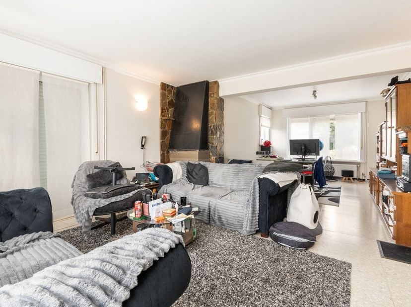 Charmante halfopen woning in Koksijde, op slechts 150 meter van het strand. Deze woning uit 1964 bevindt zich in een rustige villawijk met vrij zicht