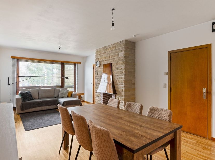 Prachtig instapklaar appartement (72m²) met 2 slaapkamers, gemeenschappelijke tuin en gedeelde oprit op toplocatie te Kontich!<br />
<br />
Ligging: